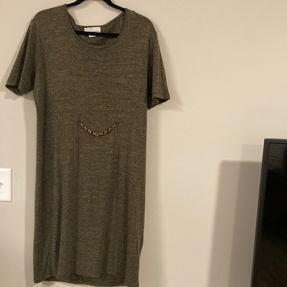 Used size M brownish tan short sleeved dress! Perfect for fall wear!
